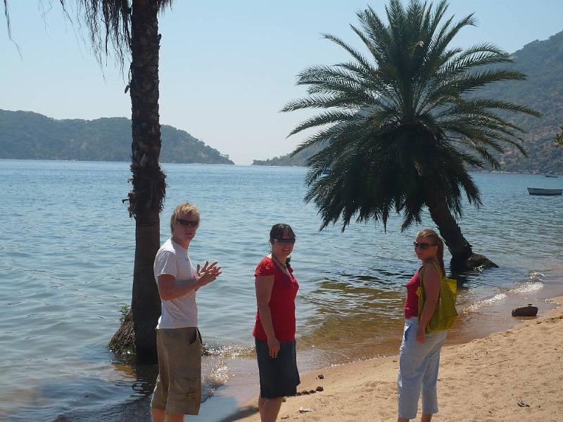 image037.JPG - am Strand bei Chembe