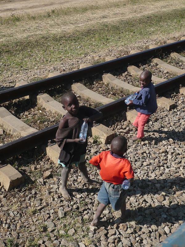 tansA010.jpg - Kinder sammeln leere Wasserflaschen aus dem Zug