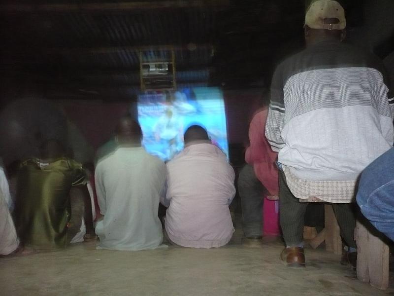 tansB007.jpg - Deutschland - Kroatien im Hinterhof-Kino