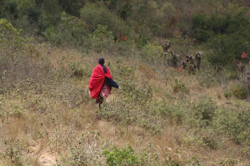 tansC001.jpg - Auf dem Weg in die Serengeti sind viele Massai zu sehen
