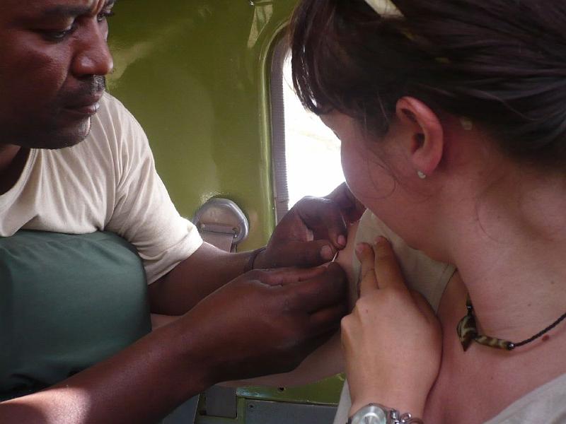 tansC028.jpg - unser Guide Ali entfernt Simone eine Zecke