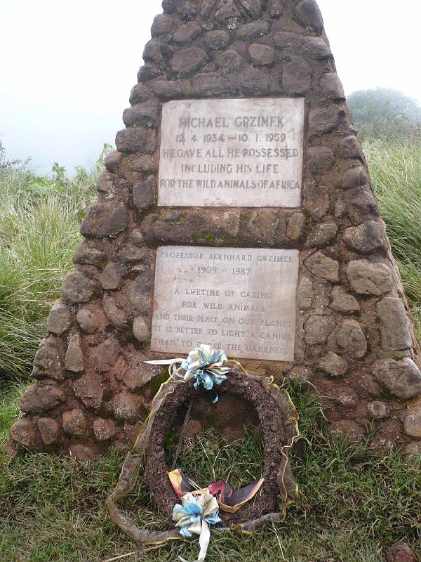 tansD001B.jpg - Grabstein von Professor Grzimek und seinem Sohn
