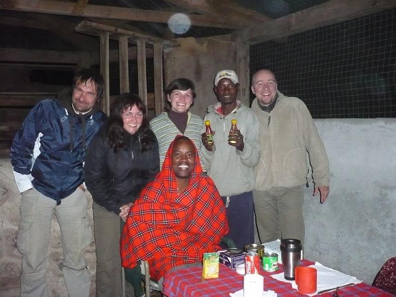 tansD001D.jpg - unsere Safari-Gruppe, vorn Guide Ali, dahinter der Koch Rama und Lukas & Klaudia